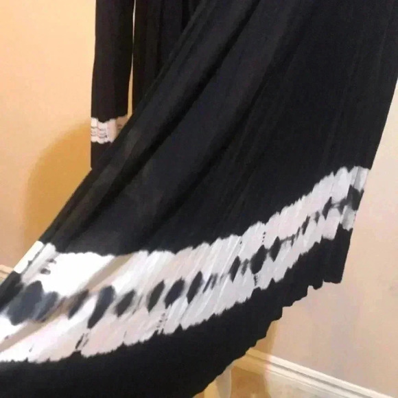 Romeo & Juliet Open Front Black and White Tie Dye Shark Tail Cardigan Size M - Picture 6 of 6
